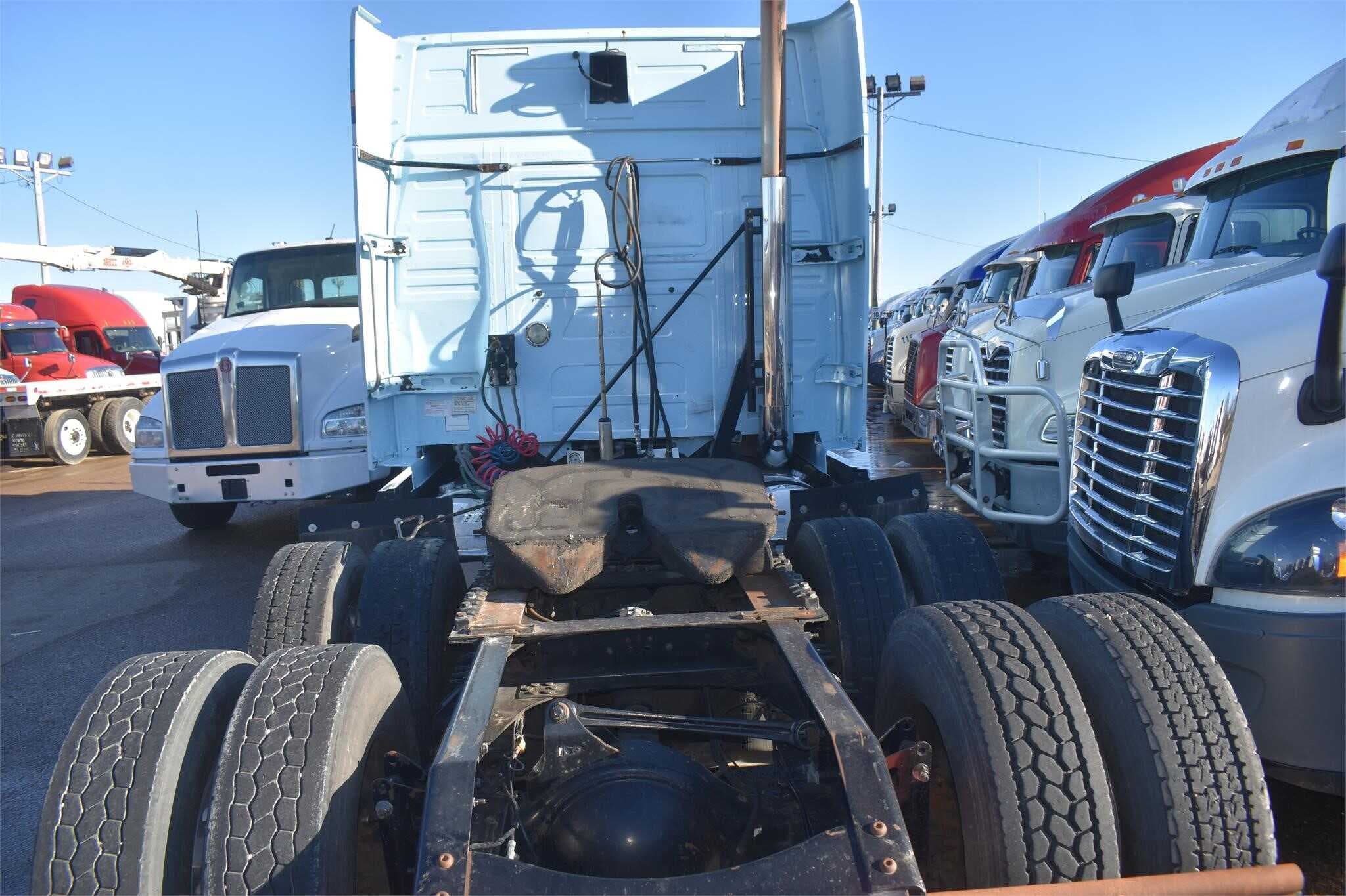 2013 Volvo VNL670 image 3