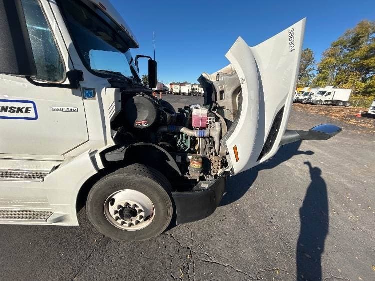 2022 Volvo VNL image 14