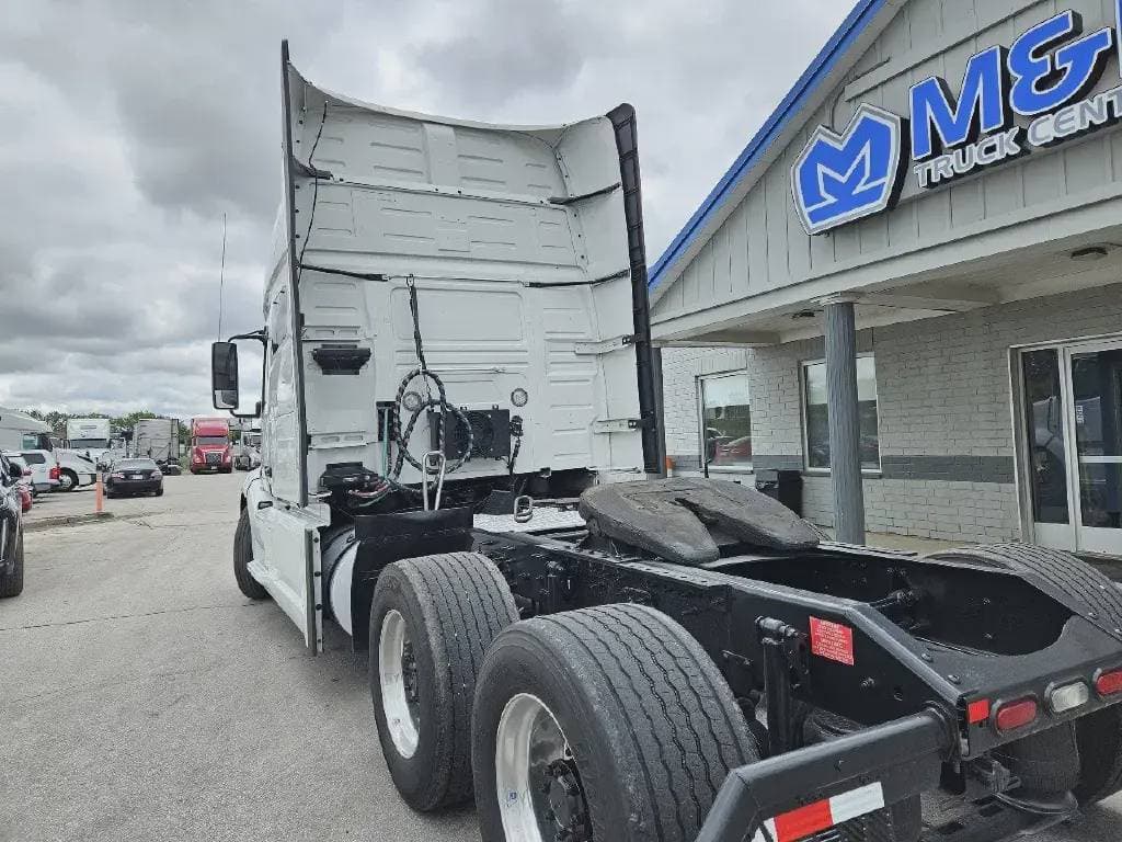 2022 Volvo VNL image 2