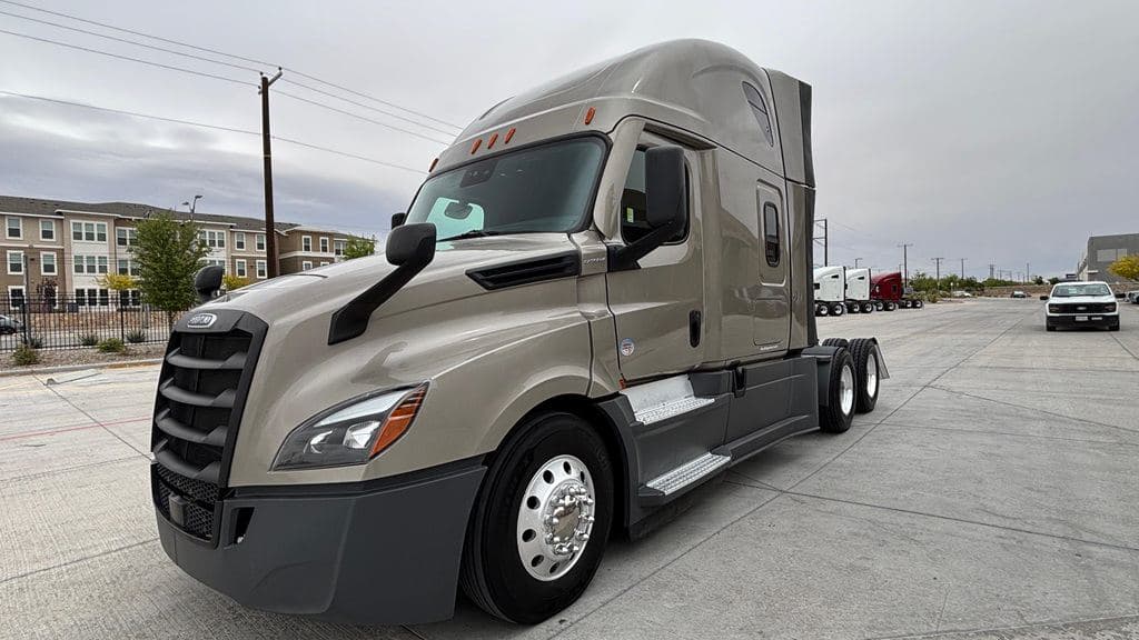 Used 2024 FREIGHTLINER PT126064ST image 6