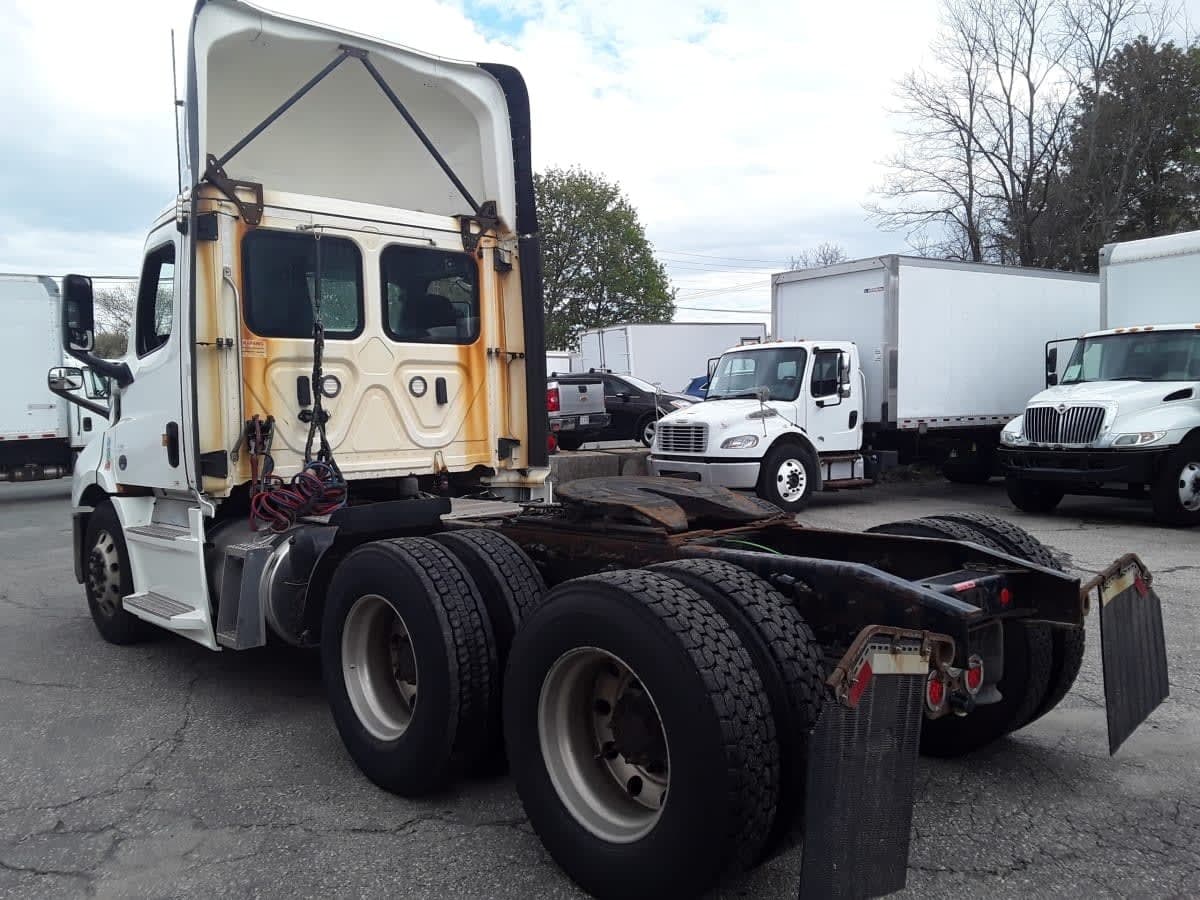 Used 2019 FREIGHTLINER Conventional - Day Cab - CASCADIA 116 For Sale image 7