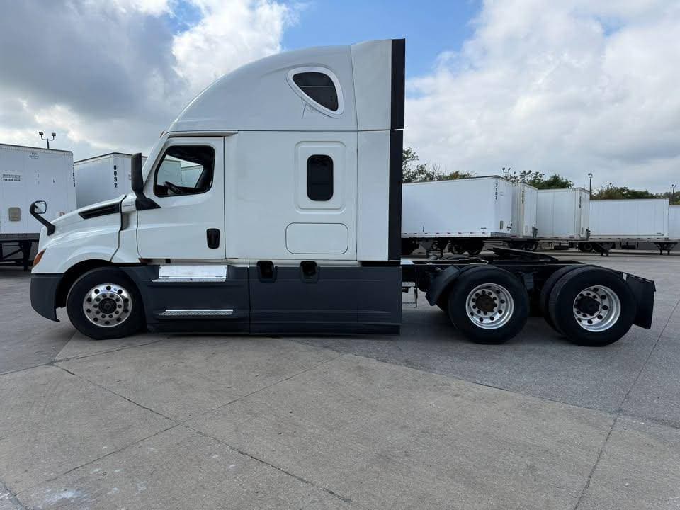 2021 Freightliner Cascadia image 3