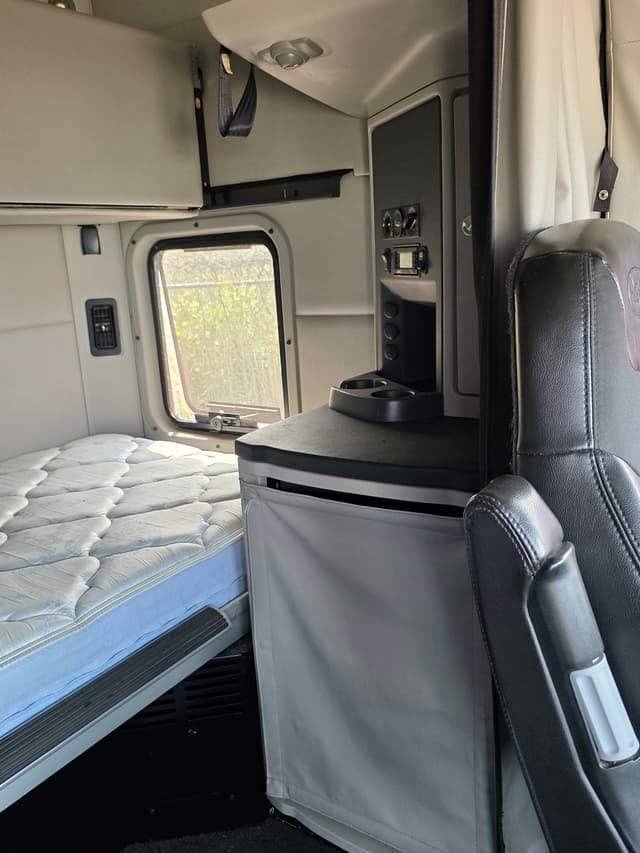 2020 Peterbilt 579 image 4