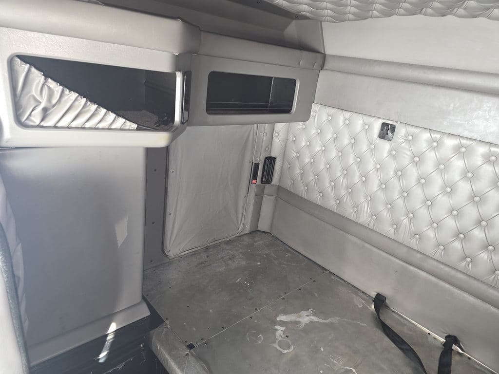 Used 2023 KENWORTH W900L image 15
