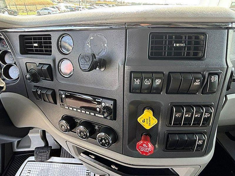 2021 Peterbilt 579 image 16