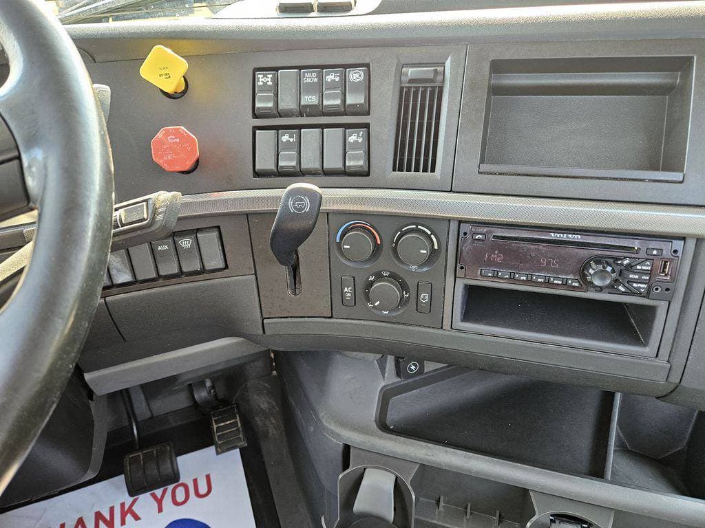 2020 Volvo VNR image 9