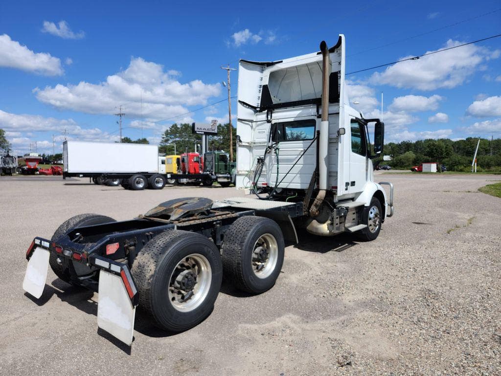 2020 Volvo VNR image 5