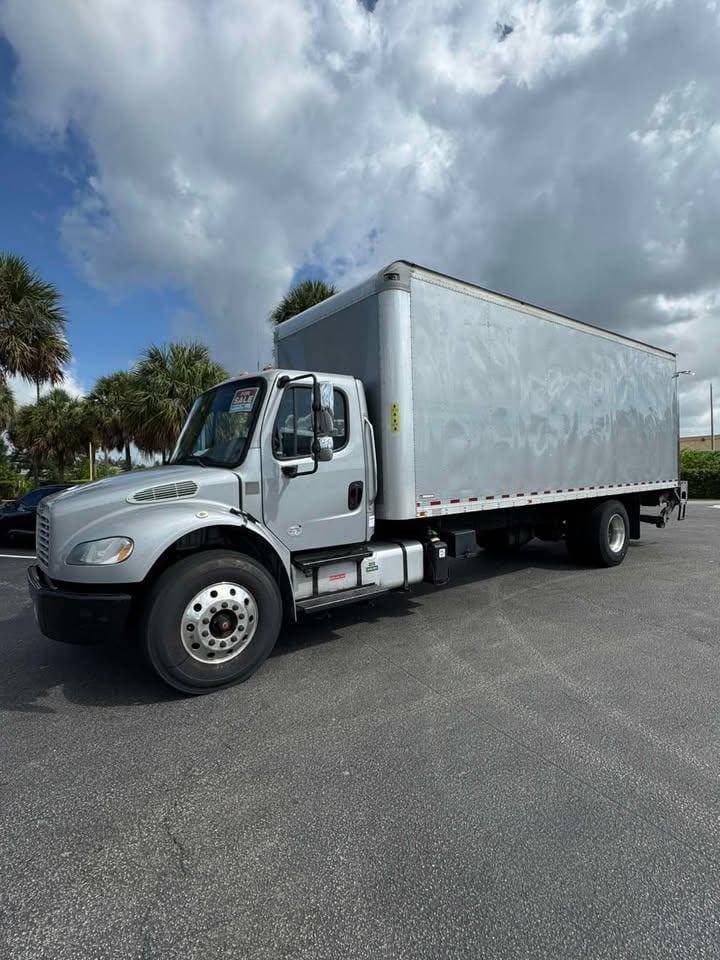 2017 Freightliner M2 image 2