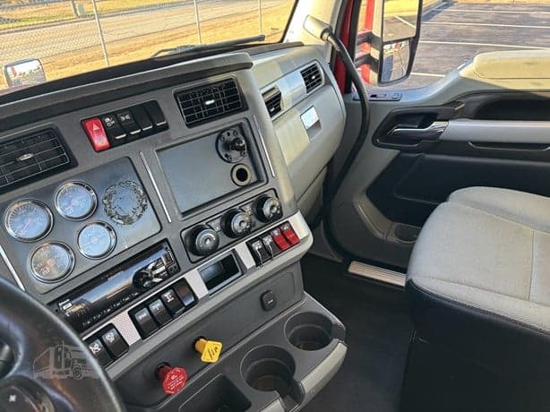 2021 Kenworth T680 image 9