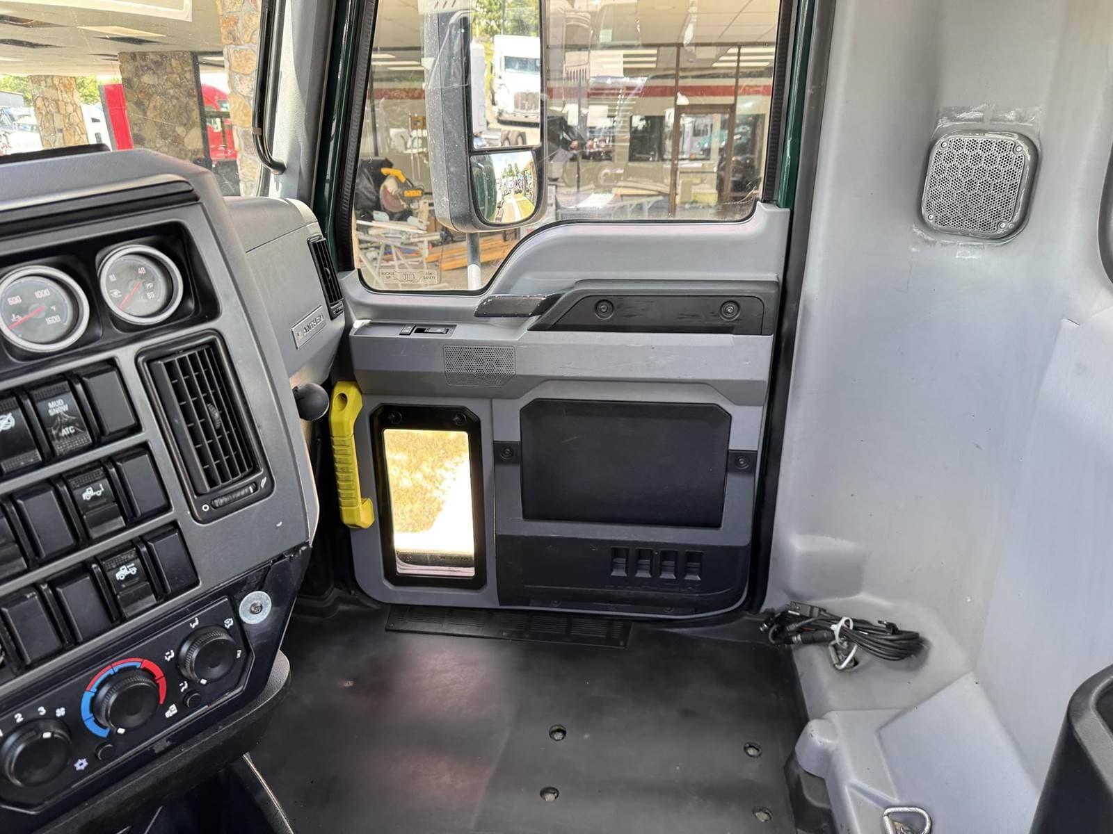 2020 Mack Anthem 64T Sleeper Semi Truck - MP8 415HP image 19