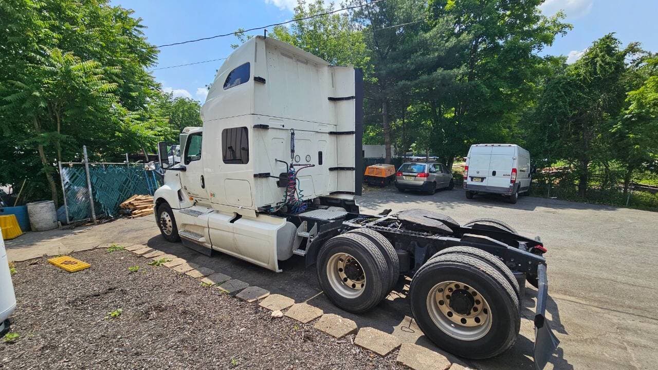 2022 International LT625 image 7