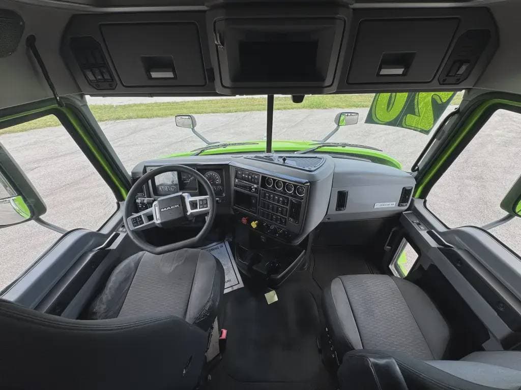 Used 2020 MACK Conventional - Sleeper Truck image 8