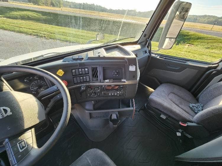 2022 Volvo VNL image 9