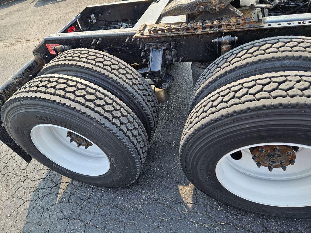 2020 Volvo VNR image 13