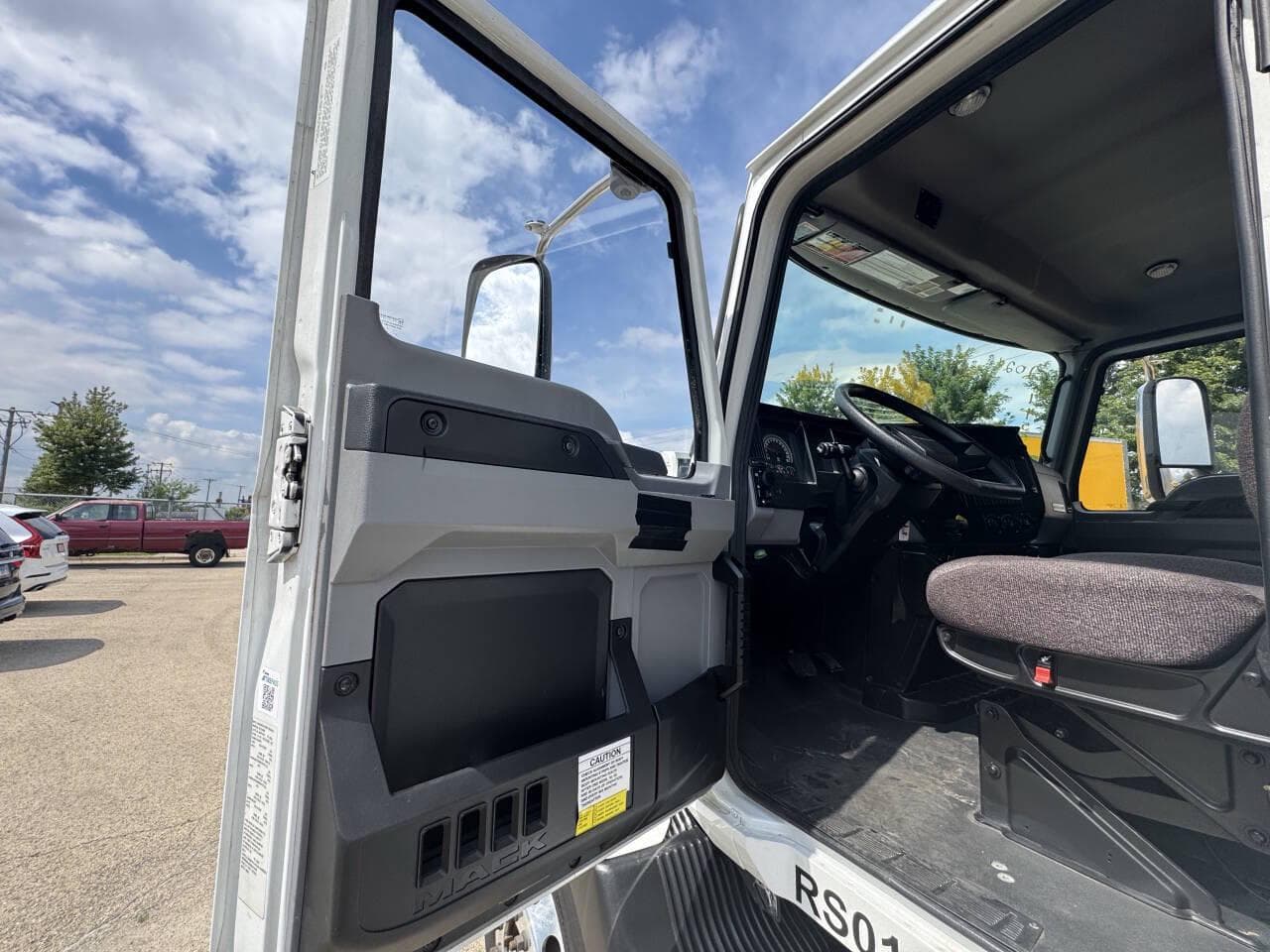 2024 Mack MD6 image 12