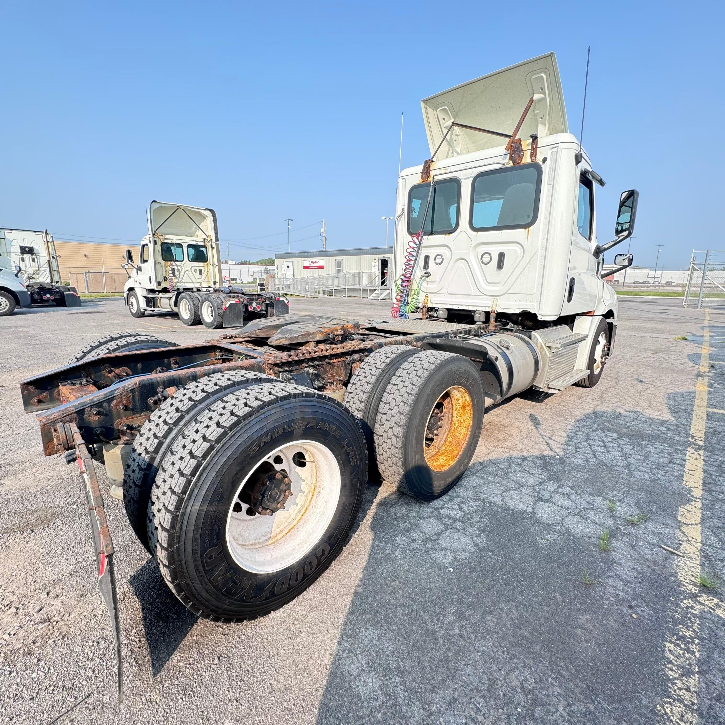 Used 2019 FREIGHTLINER Conventional - Day Cab - CASCADIA 126 For Sale image 5