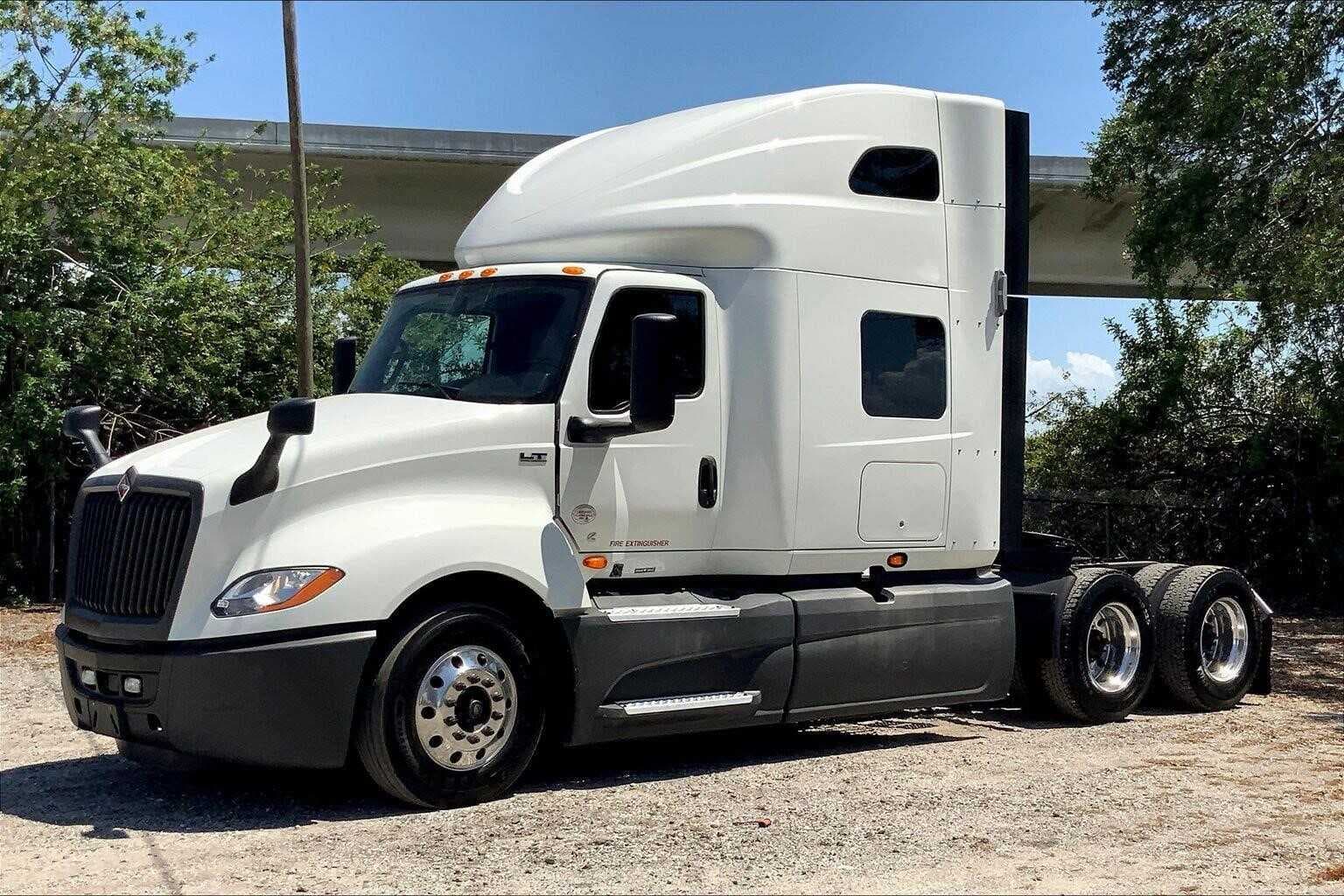 2021 International LT625 image 3