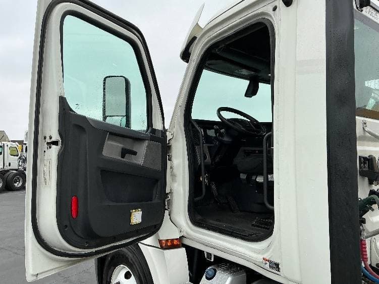 2018 Freightliner Cascadia image 9