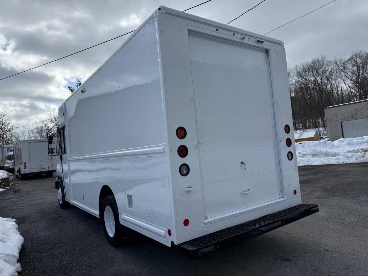 2021 Ford Stripped Chassis image 18