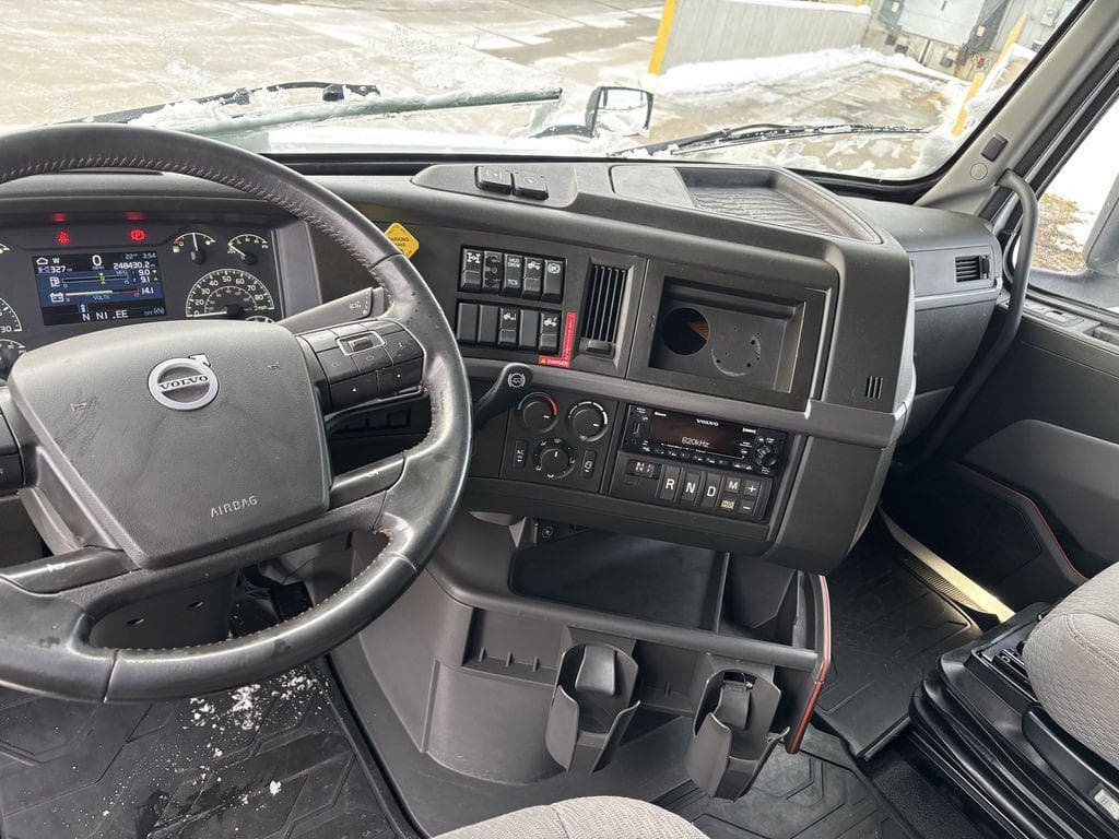 2023 Volvo VNL image 9