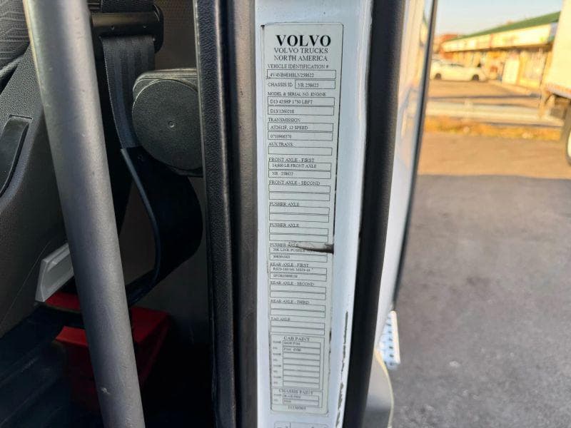 2020 Volvo VNL image 29