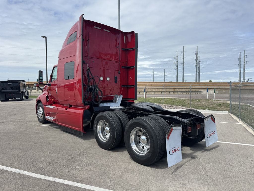 Used 2021 INTERNATIONAL LT625 image 7