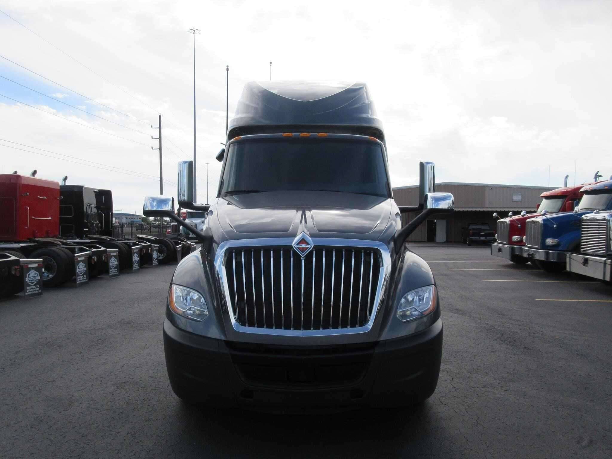 2021 International LT625 image 2