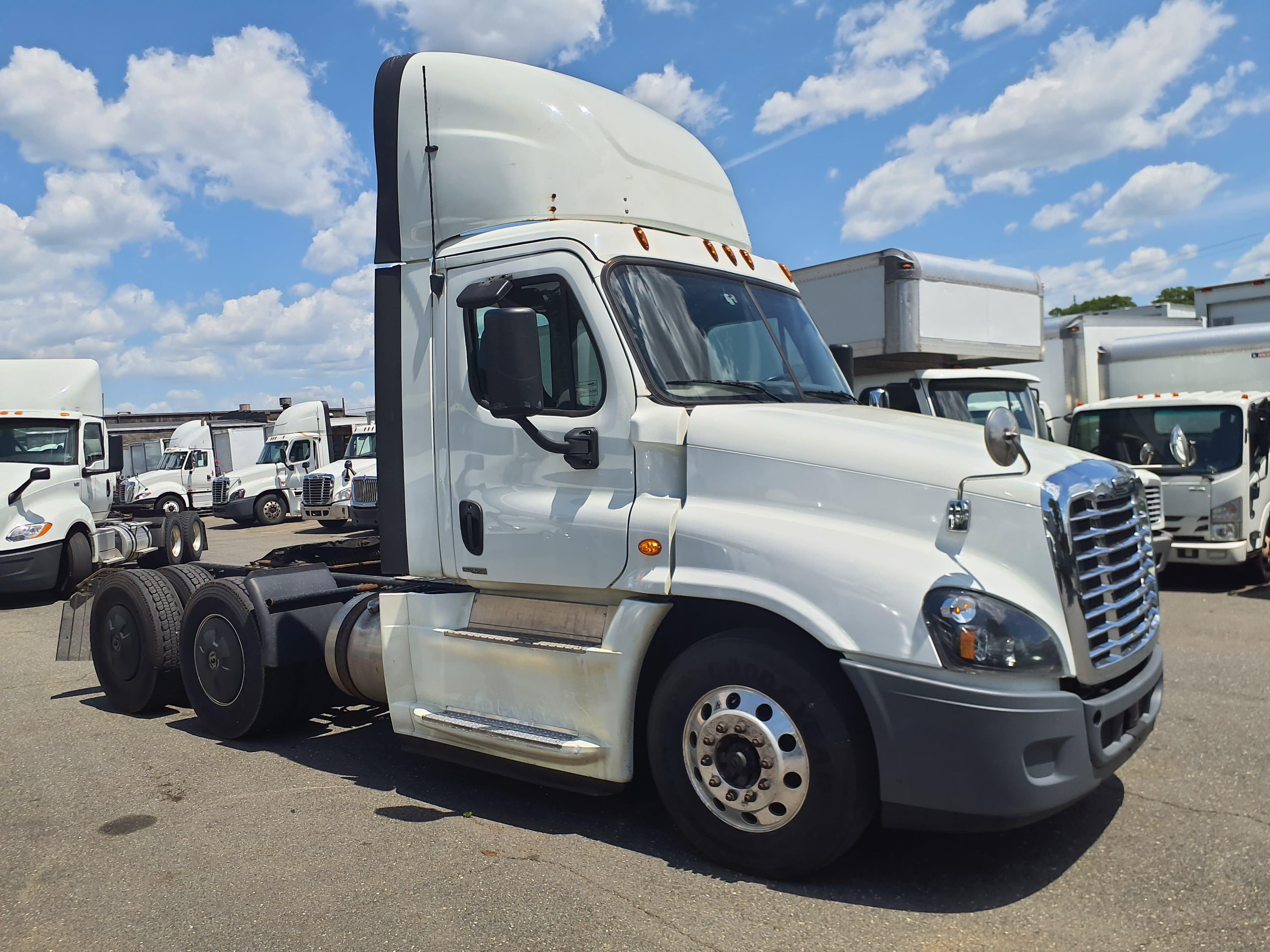 Used 2019 FREIGHTLINER Conventional - Day Cab - CASCADIA 125 image 3