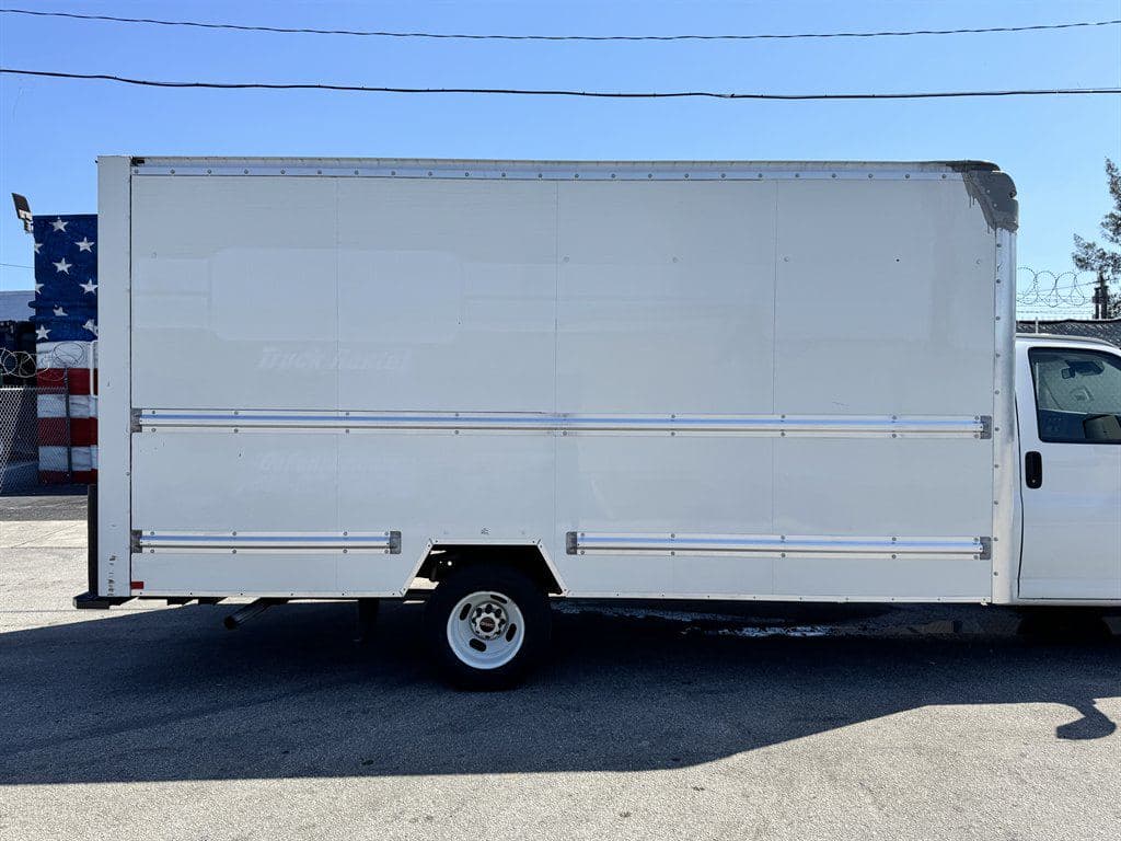 2021 GMC Commercial Vans image 14