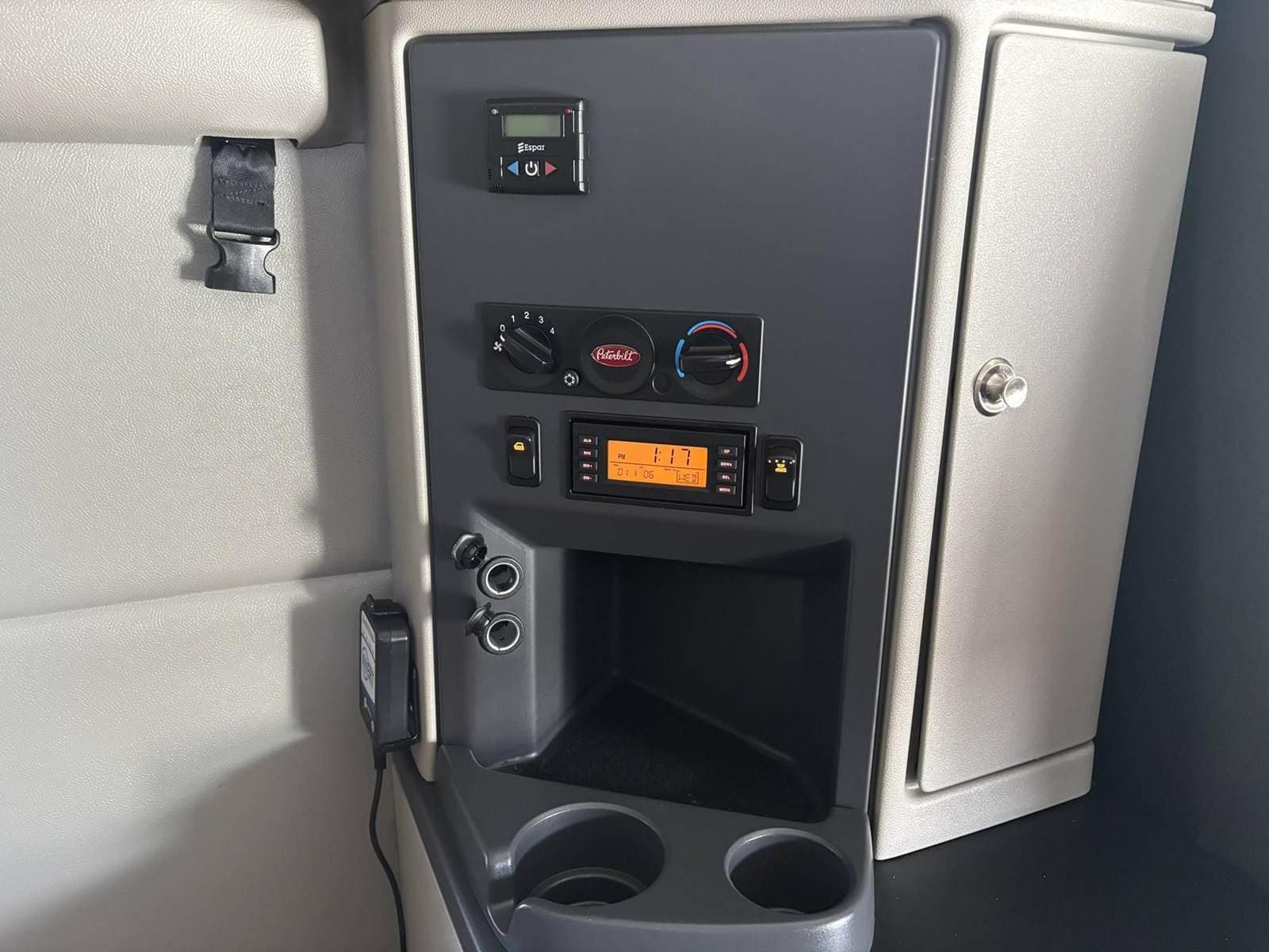 2021 Peterbilt 579 image 12