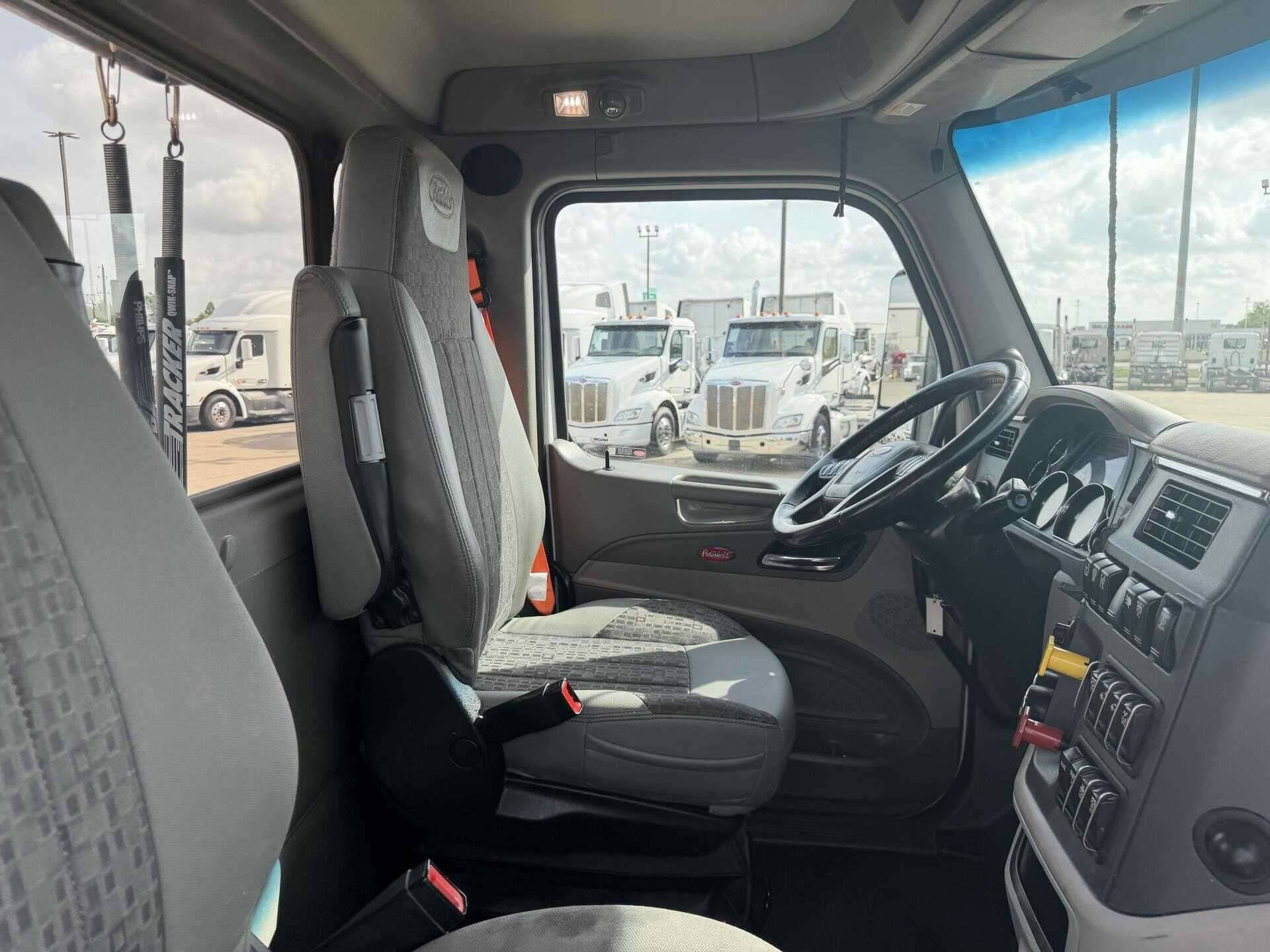 2021 Peterbilt 579 image 6
