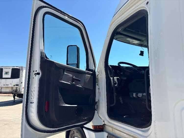 Used 2020 FREIGHTLINER CASCADIA 126 Conventional - Sleeper Truck in FORT WORTH, TX image 8