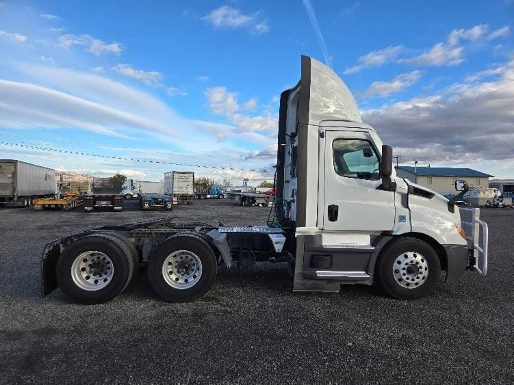 2021 Freightliner Cascadia image 6