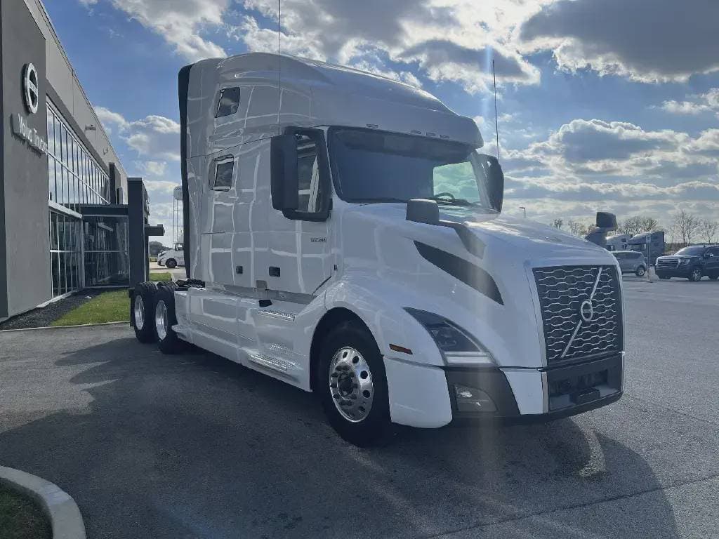 2022 Volvo VNL image 2