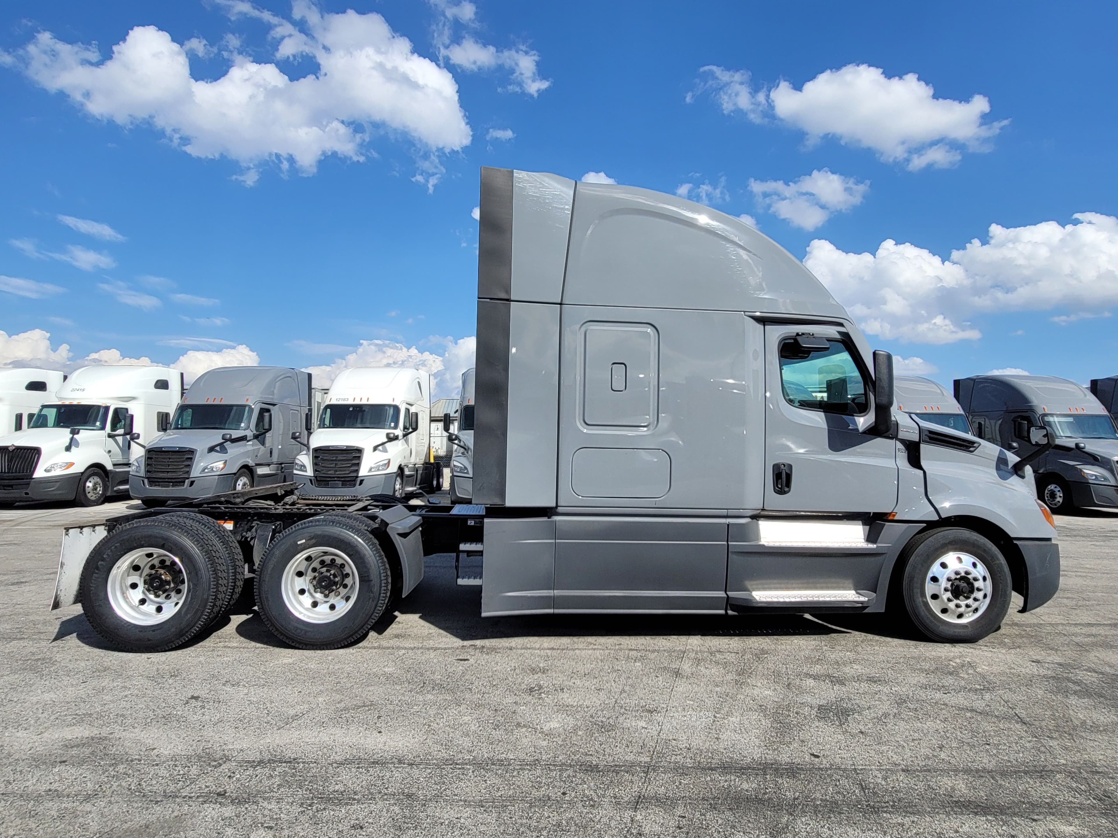 2023 Freightliner Cascadia 125 image 4