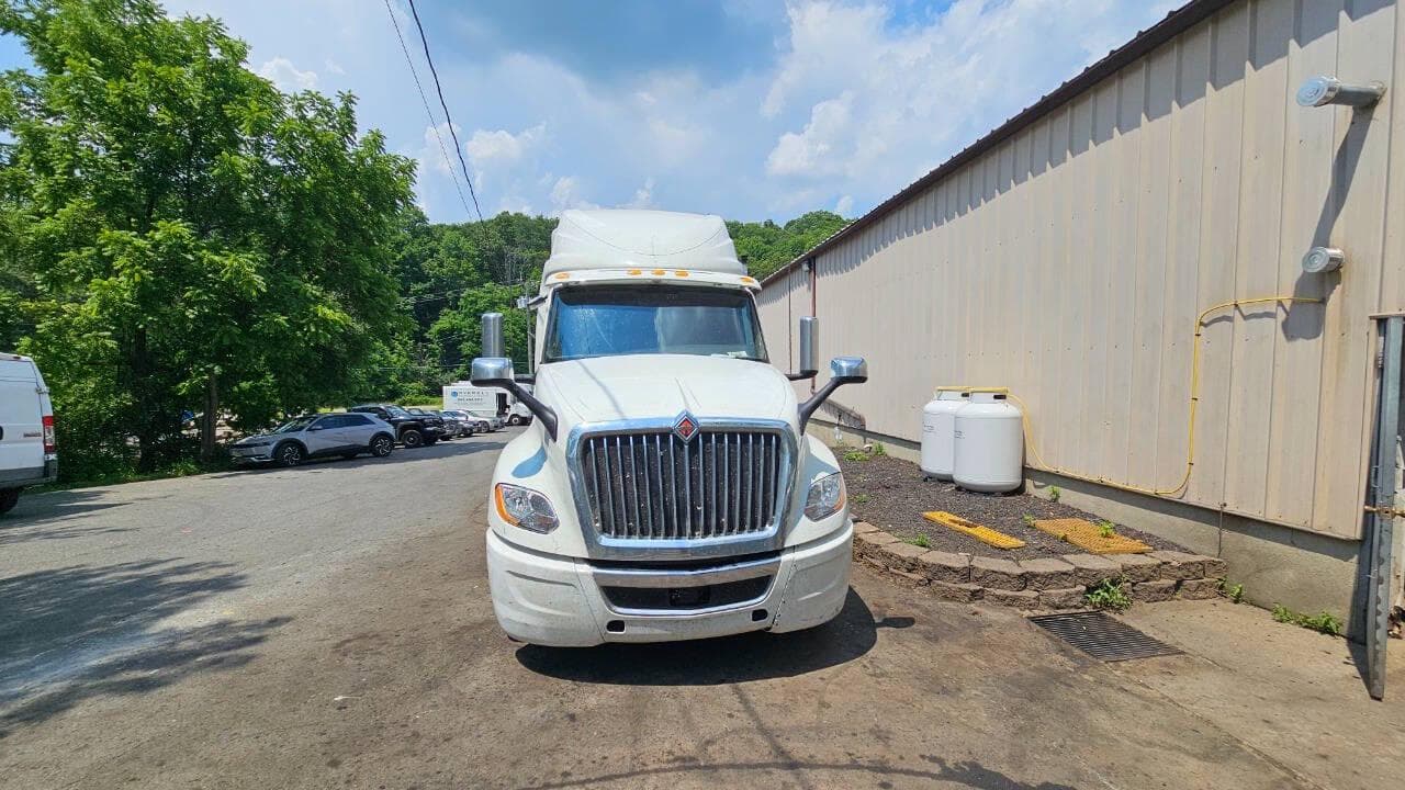 2022 International LT625 image 4