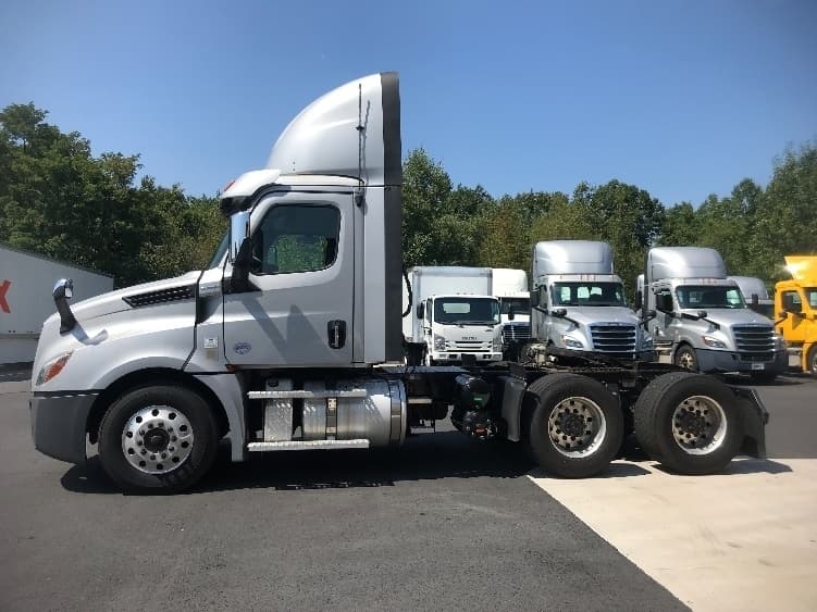 Used 2020 FREIGHTLINER Conventional - Day Cab, Tractor - CASCADIA 126 For Sale image 9