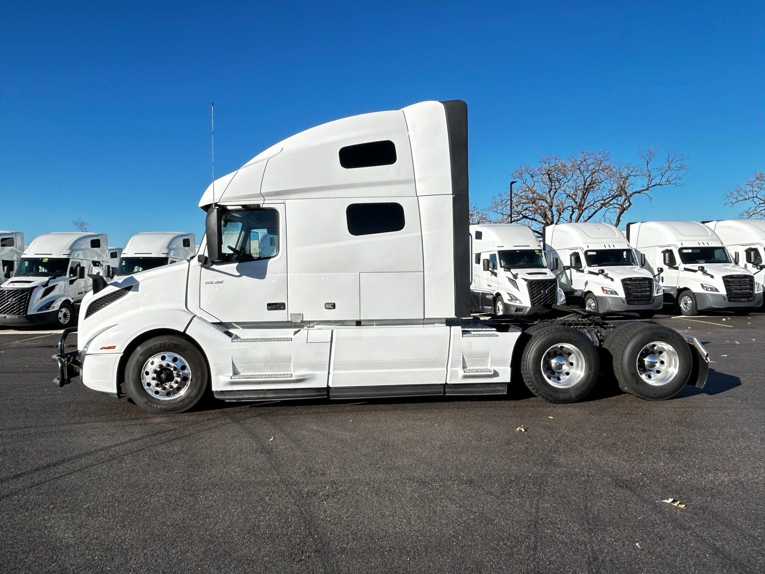 2023 Volvo VNL image 3