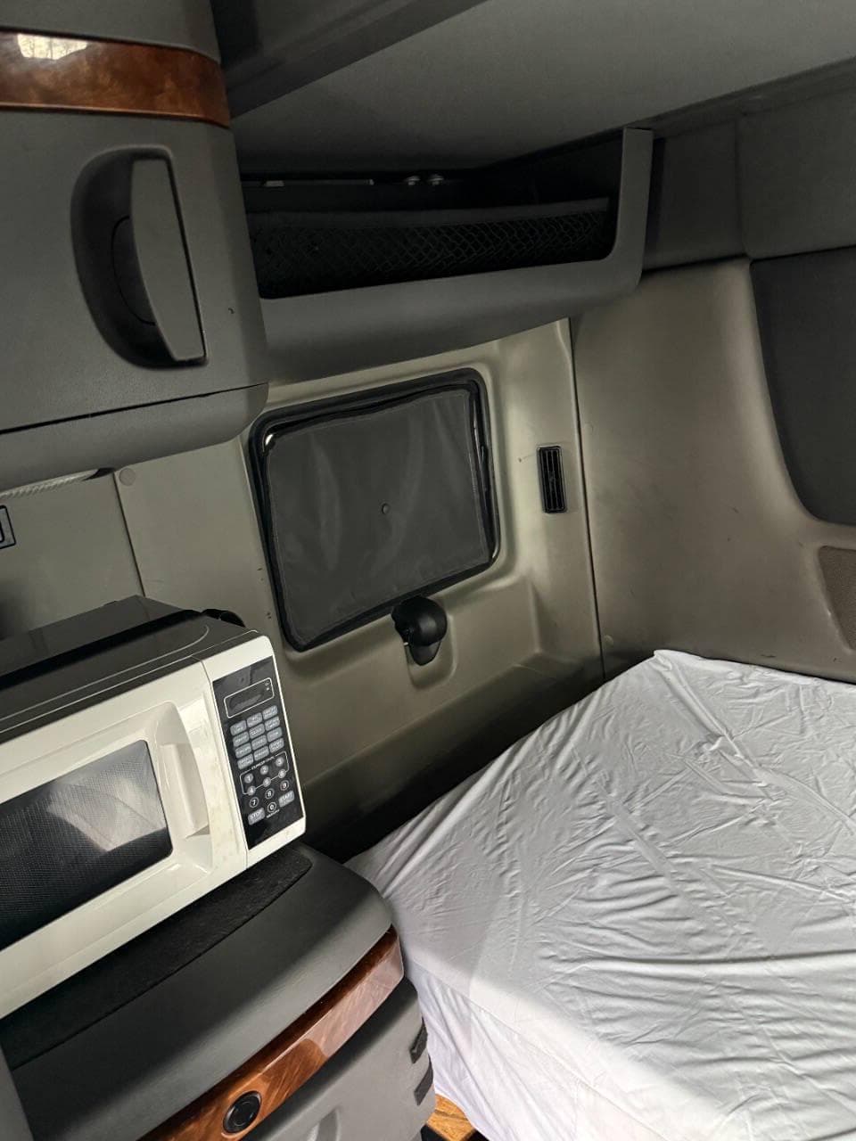 2022 International LT625 image 28