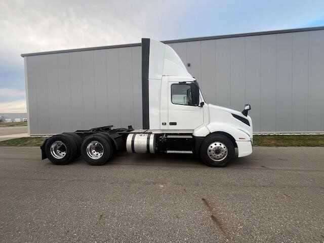 2023 Volvo VNL image 3