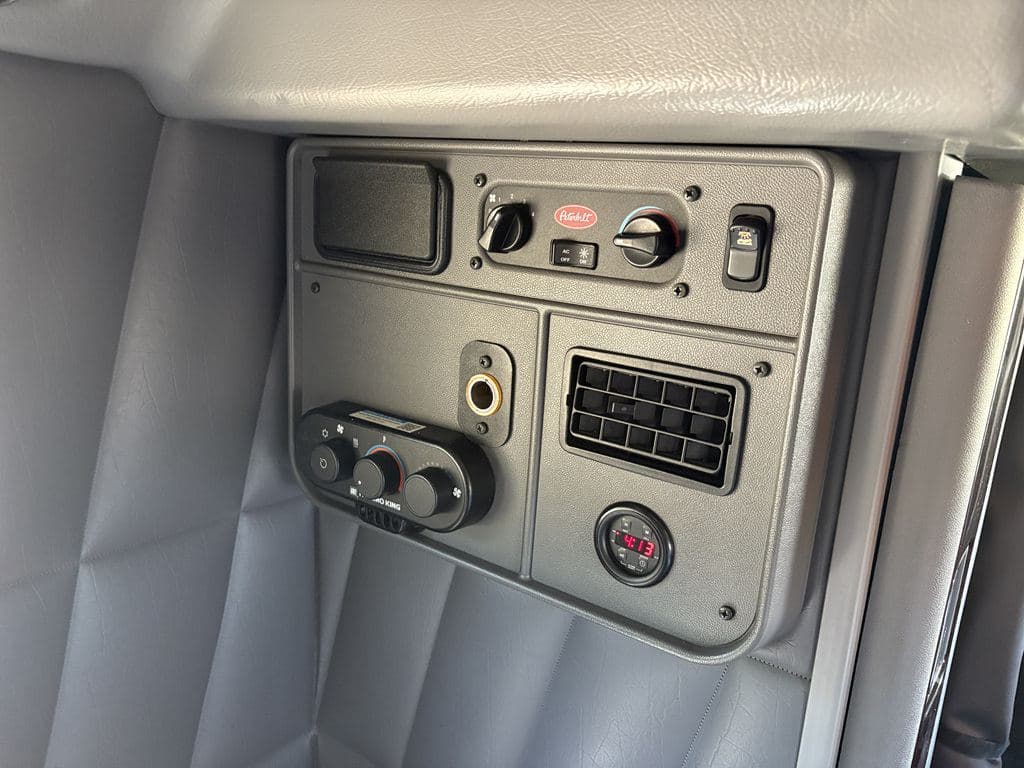 Used 2024 PETERBILT 389 image 11