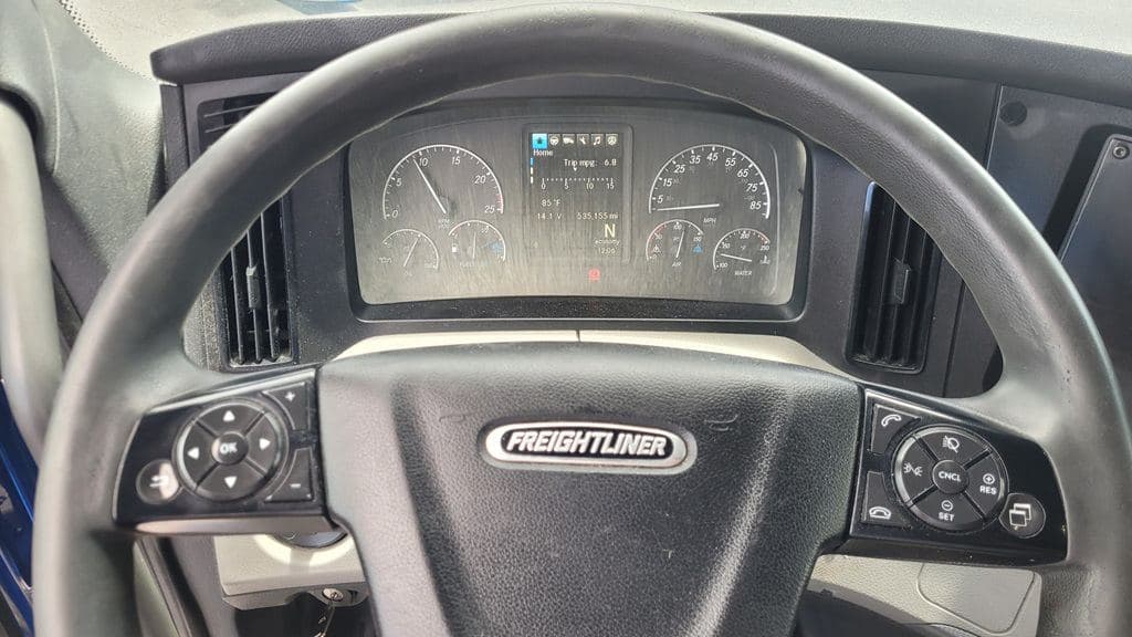 Used 2022 FREIGHTLINER PT126064ST image 5