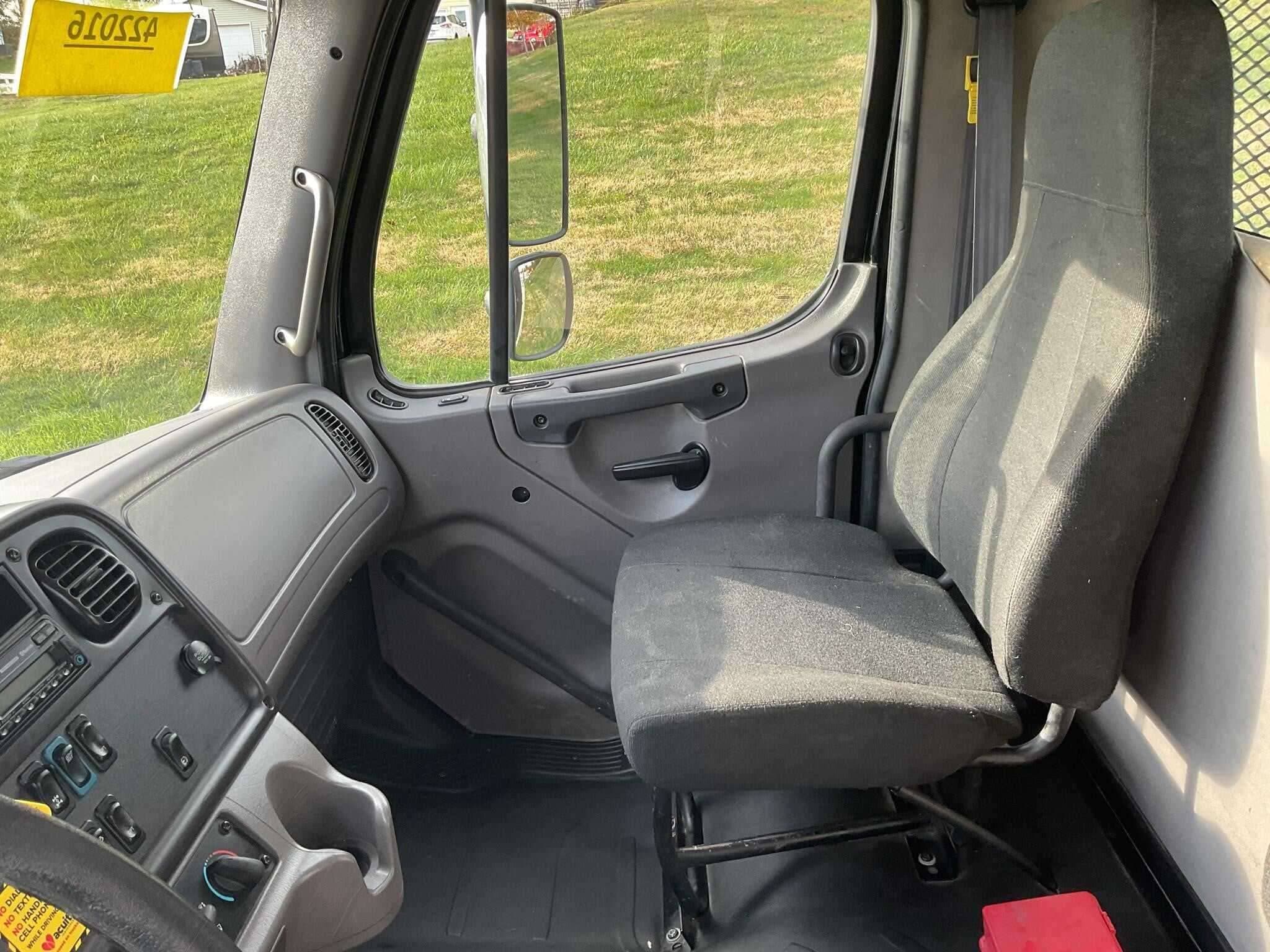2017 Freightliner M2 image 5