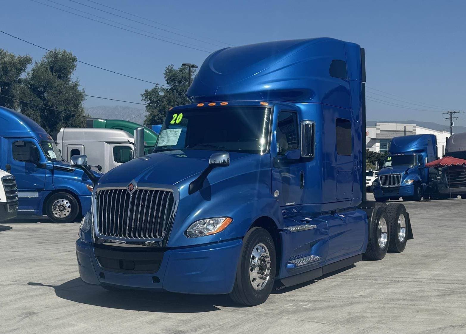 2020 International LT625 image 1