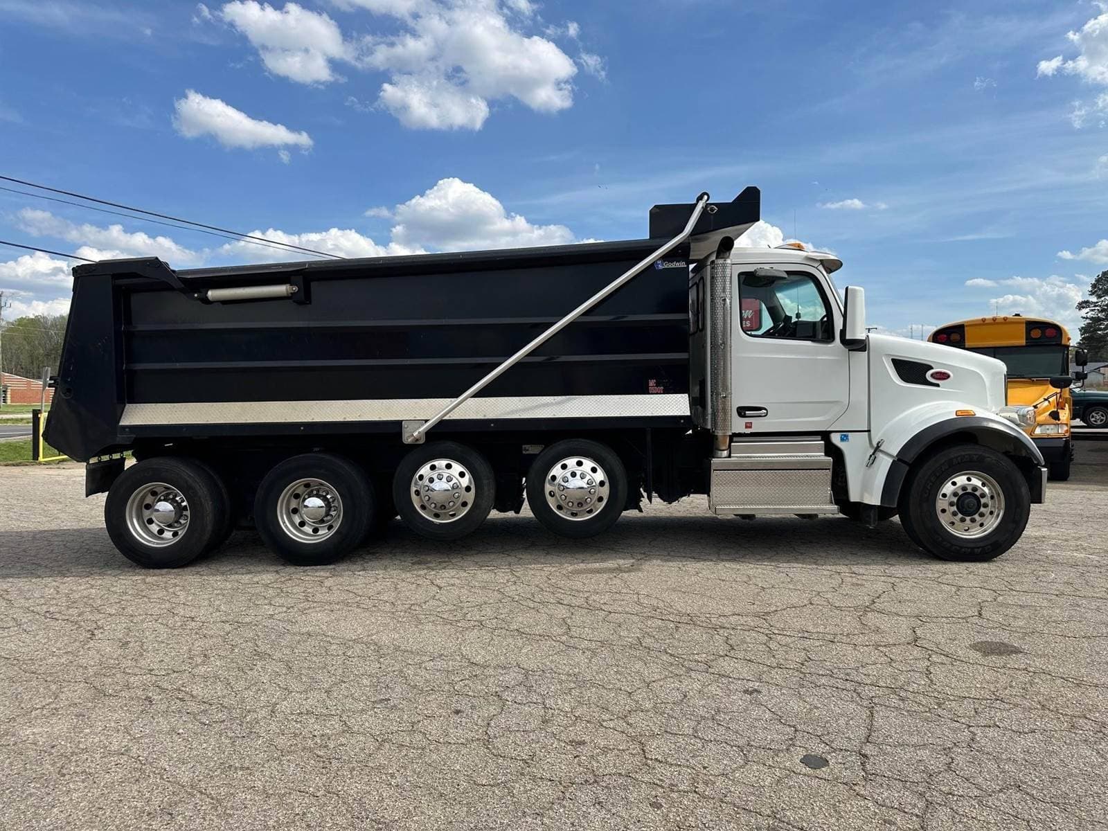 2023 Peterbilt 567 image 2