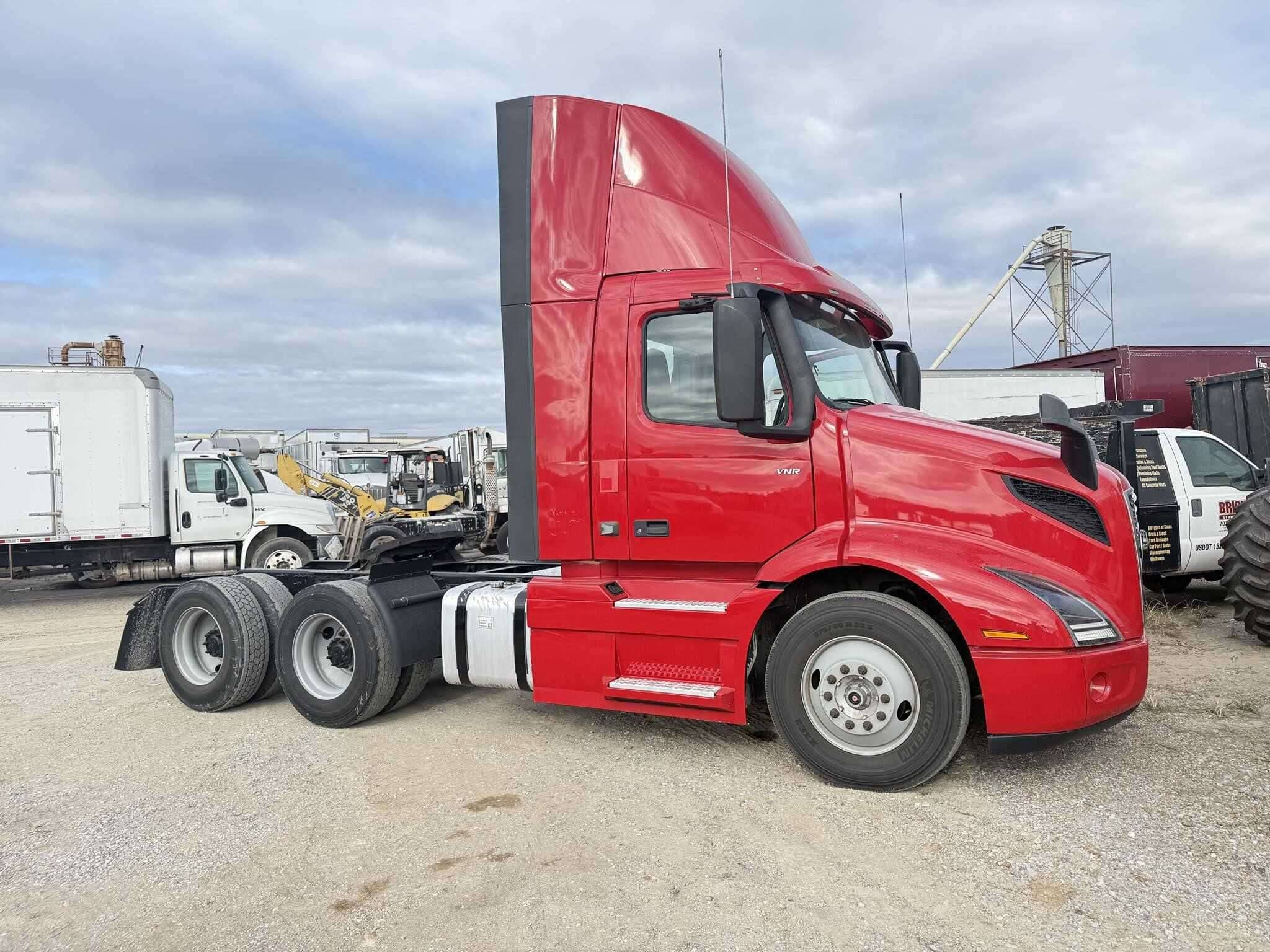 2022 Volvo VNR image 3