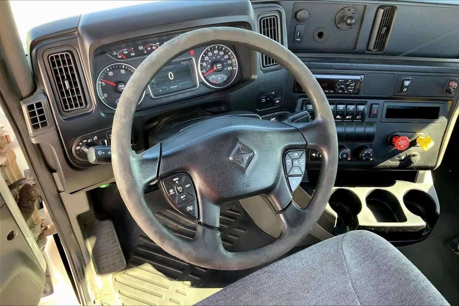 2020 International LT625 image 4