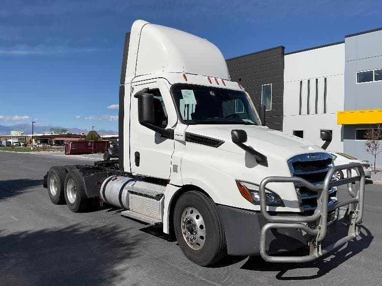 2021 Freightliner Cascadia image 2