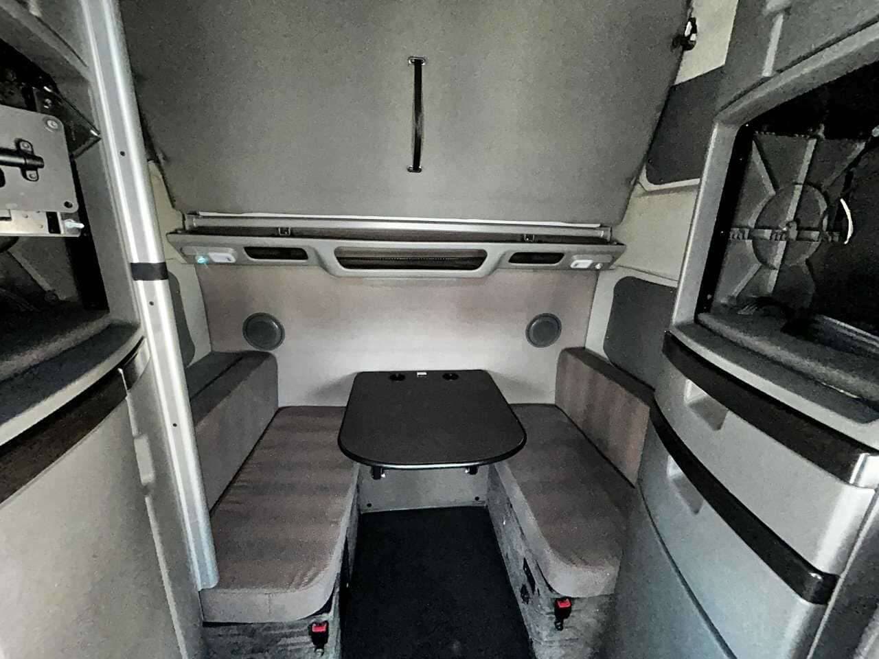 2022 Volvo VNL image 7