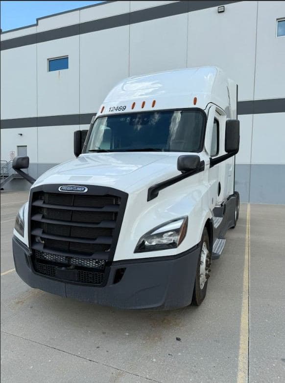 2022 Freightliner Cascadia image 1